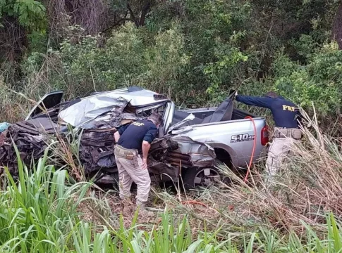Motorista tem braço decepado e morre após bater caminhonete em dois veículos nesta segunda-feira