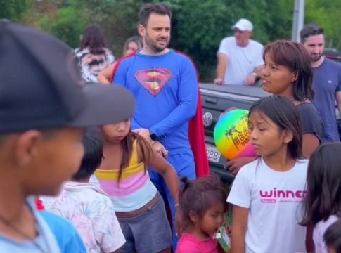 Vestido de Super-Homem Ricck doa 600 brinquedos no Dia das Crianças