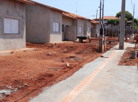 Mundo Novo: 10 casas do Universitário recebem últimos ajustes no encanamento