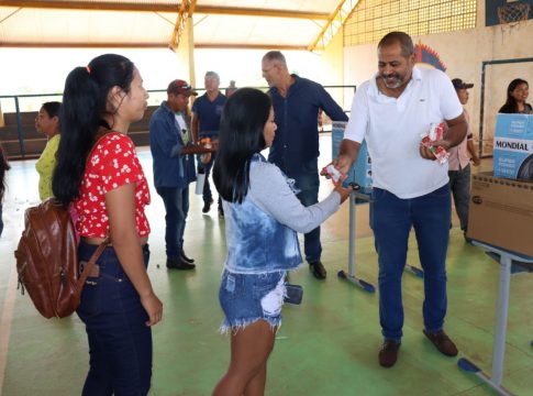 Prefeito Léo comemora Dia das Crianças na Aldeia Cerrito