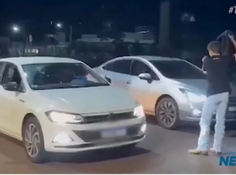 Carros disputam racha, um perde controle e atropela duas mulheres