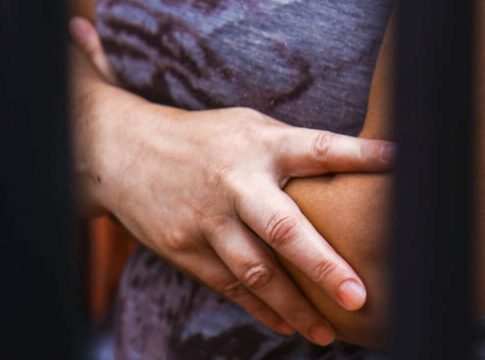 Mulher é jogada de ponte por ex-marido que a esfaqueia e tenta matá-la afogada em rio