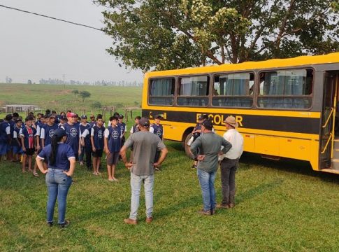 Ação de proteção ambiental contou com a participação dos alunos do projeto Bom de Bola Bom na Escola