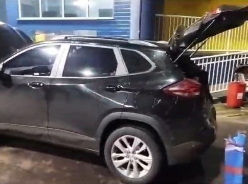 PRF apreende 250 kg de maconha em carro roubado e prende dupla, em Guaíra