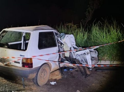 Motorista morre após bater em caminhão na BR-267 e criança é socorrida em estado grave