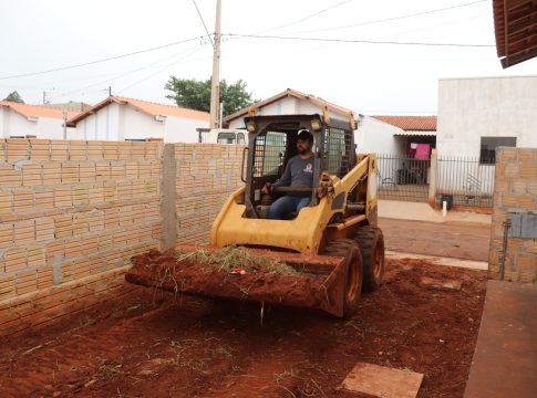 Dez casas que devem ser entregues na próxima semana recebem limpeza final pela Infraestrutura