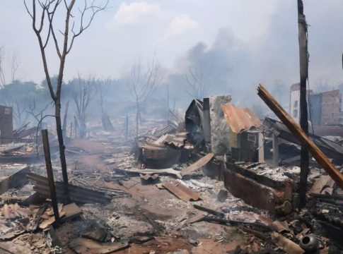 Famílias procuram por parentes em meio a chamas e barracos destruídos na favela do Mandela na Capital