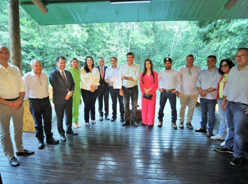 Com foco na infraestrutura, governador assina convênio para repasse de recursos ao Conisul