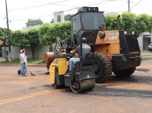 Governo de Mundo Novo conclui segunda semana de recuperação asfáltica e intensifica ação neste final de ano