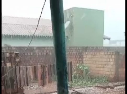 Temporal de granizo danifica casas em Eldorado. Prefeitura socorre famílias