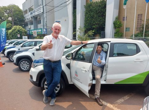 Nos 72 anos de Guaíra gestão entrega 7 veículos para Saúde