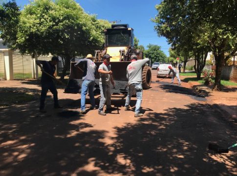 Infraestrutura de Mundo Novo trabalha na recuperação asfáltica do bairro Itaipu nesta terça-feira