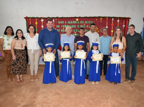 Prefeito Lídio juntamente com a secretária de Educação prestigia formatura no Assentamento Rancho Loma