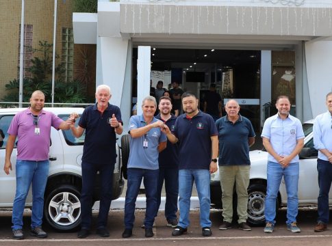 Guaíra realizou entrega de veículos