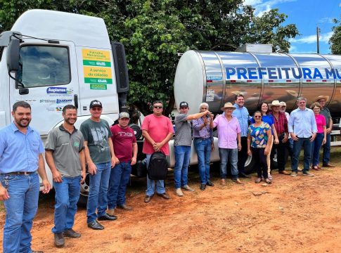Prefeito Lídio entrega carreta tanque de leite à comunidade do Assentamento Auxiliadora