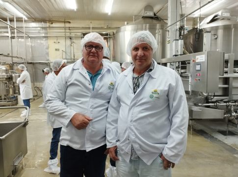 Comitiva de Japorã visita cooperativa de leite em Santa Catarina