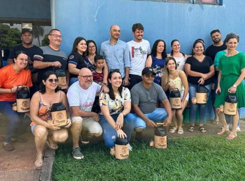 Prefeito Thalles e Dr. Bruno entregam garrafas de tereré para mil servidores
