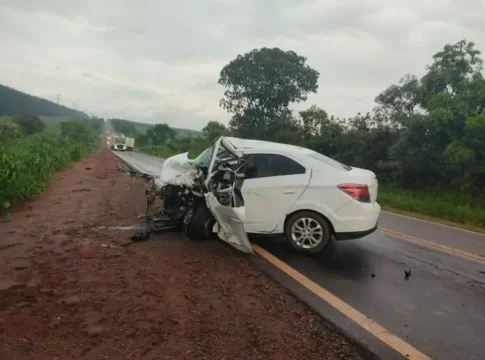 Motorista morre ao invadir contramão e bater de frente contra Hilux na BR-262