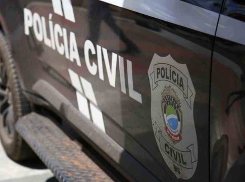 Homem é socorrido por moradores após ser atropelado pelo ex da mulher no Nova Lima