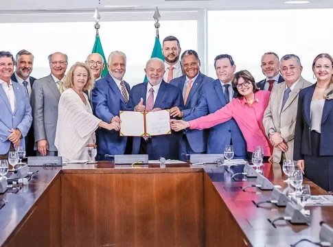 Defasada desde 2013, Lula sanciona lei que garante reajuste anual na tabela SUS