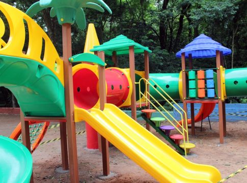 Prefeitura de Naviraí adquire novos brinquedos para o playground do Parque Municipal do Cumandaí