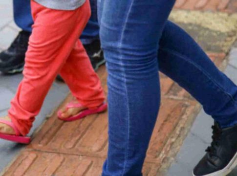 Polícia resgata crianças que dormiam sozinhas há 2 dias após mãe ir para maternidade ganhar bebê