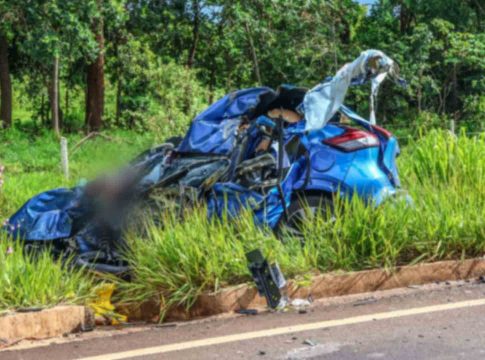 Motorista é ejetado de carro e tem corpo dilacerado em acidente com carreta na MS-040