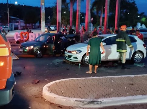 Colisão entre 3 carros deixa um morto e seis feridos em Corumbá