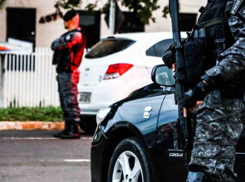 Suspeitos de roubar carro são baleados por policial de folga no Aero Rancho