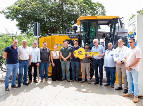 Guaíra celebra a chegada de nova Motoniveladora para Desenvolvimento Infraestrutural
