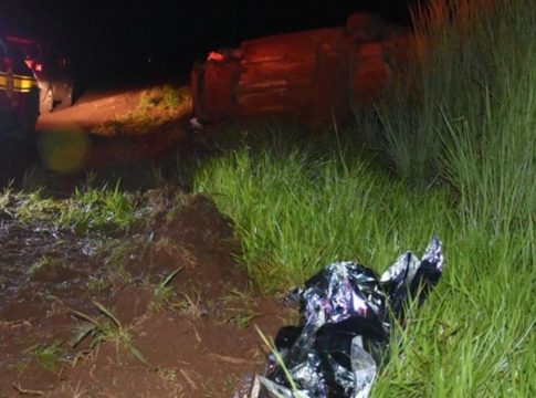 Bêbado, motorista capota carro em rodovia, passageiro é ejetado e morre