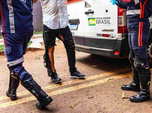 Homem pula muros de residências, invade casa e é contido por morador
