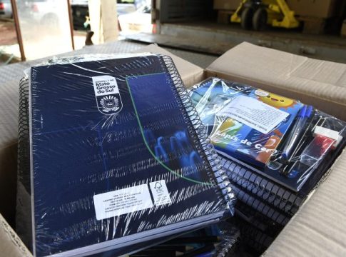 Organização e logística garantem entrega de uniformes e kits aos alunos