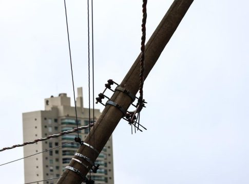 Batida entre dois carros deixa poste pendurado em avenida de Campo Grande