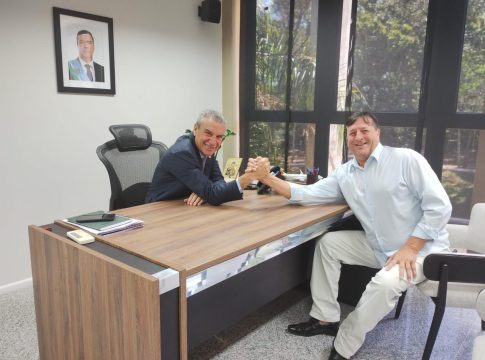 Paulo Corrêa garante aparelhos de ar condicionado e novos equipamentos para escolas de Mundo Novo