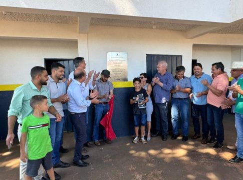 Prefeito Torquetti entrega revitalização da praça da prefeitura
