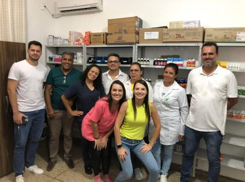 Vereadores Carlinhos e Jezuel vistoriam farmácias dos postos de Saúde de Jacareí e Aldeia