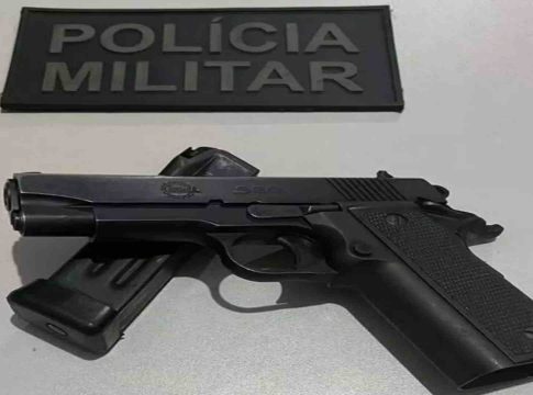 Suposto militar da FAB é preso com arma de fogo durante briga por causa de painel eletrônico