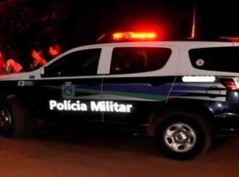 Pela segunda vez, irmãos são resgatados após mãe sair para beber e deixá-los sozinhos