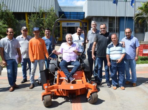 Prefeitura de Iguatemi adquire trator cortador de grama para agilizar a limpeza urbana