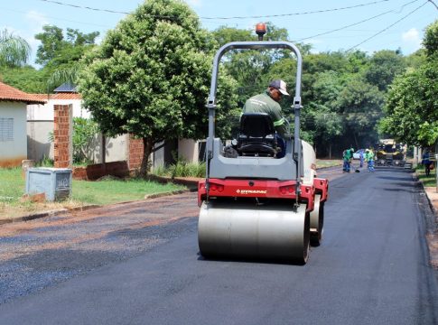 Naviraí – obras de recapeamento levam melhorias a ruas do Royal Park próximas ao Parque do Cumandaí