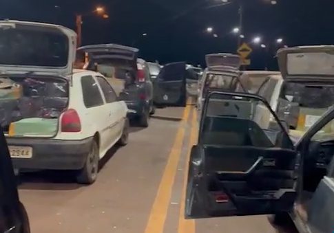 Polícia apreende comboio de 12 carros lotados de contrabando na fronteira