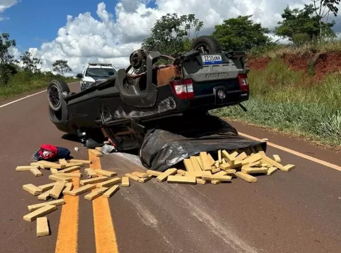 Traficante capota picape e espalha mais de 700 kg de maconha pela rodovia