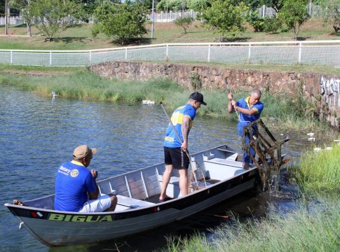 Ação conjunta em Naviraí promove limpeza no lago do Parque Sucupira