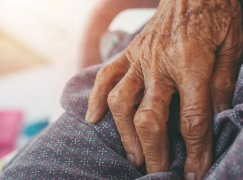 Idosa de 84 anos com Alzheimer é estuprada pelo genro que acaba preso pela PM