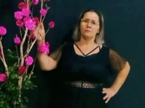 Mulher ferida a tiros na frente da filha de 13 anos por mascarados morre na Santa Casa