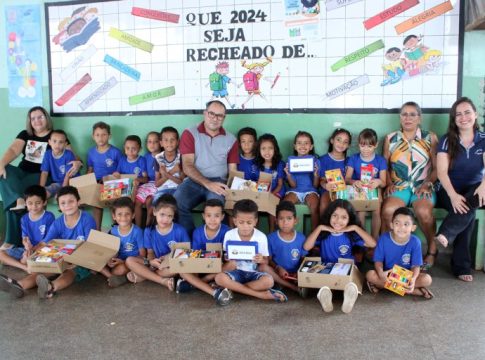 Alunos da Rede Municipal de Ensino de Naviraí começam a receber os kits escolares adquiridos pela Prefeitura