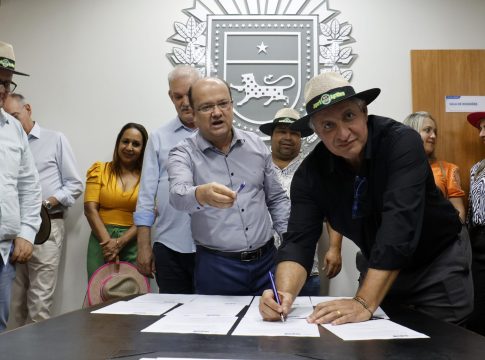 Governo fortalece parcerias e leva obras de infraestrutura para Japorã e Corguinho