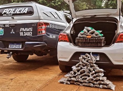 PM prende traficante com carro furtado e apreende drogas