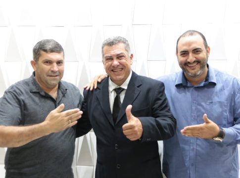Câmara de Mundo Novo empossa vereador Aguinaldo Paixão